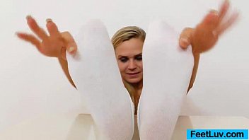 Stirring feetjob by a blonde